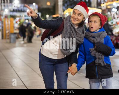 Glückliche Frau mit präteen Sohn zu Fuß auf Weihnachtsmarkt Stockfoto