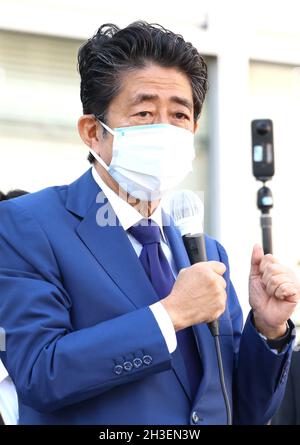 Tokio, Japan. Oktober 2021. Der ehemalige japanische Premierminister Shinzo Abe hält am Donnerstag, dem 28. Oktober 2021, eine Wahlkampfrede für seinen Parteikandidaten der Parlamentswahlen vom 31. Oktober in Tokio. Quelle: Yoshio Tsunoda/AFLO/Alamy Live News Stockfoto