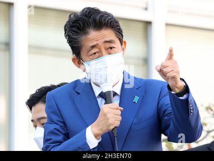 Tokio, Japan. Oktober 2021. Der ehemalige japanische Premierminister Shinzo Abe hält am Donnerstag, dem 28. Oktober 2021, eine Wahlkampfrede für seinen Parteikandidaten der Parlamentswahlen vom 31. Oktober in Tokio. Quelle: Yoshio Tsunoda/AFLO/Alamy Live News Stockfoto