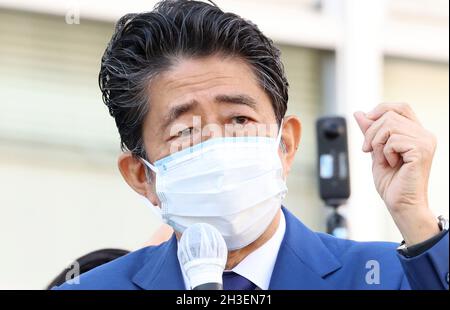 Tokio, Japan. Oktober 2021. Der ehemalige japanische Premierminister Shinzo Abe hält am Donnerstag, dem 28. Oktober 2021, eine Wahlkampfrede für seinen Parteikandidaten der Parlamentswahlen vom 31. Oktober in Tokio. Quelle: Yoshio Tsunoda/AFLO/Alamy Live News Stockfoto