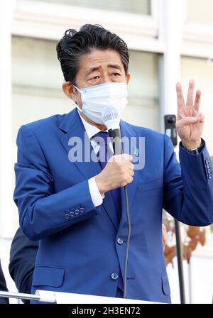 Tokio, Japan. Oktober 2021. Der ehemalige japanische Premierminister Shinzo Abe hält am Donnerstag, dem 28. Oktober 2021, eine Wahlkampfrede für seinen Parteikandidaten der Parlamentswahlen vom 31. Oktober in Tokio. Quelle: Yoshio Tsunoda/AFLO/Alamy Live News Stockfoto