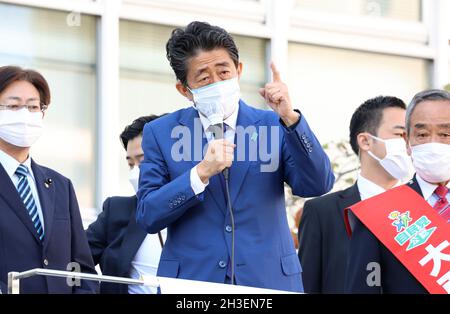 Tokio, Japan. Oktober 2021. Der ehemalige japanische Premierminister Shinzo Abe hält am Donnerstag, dem 28. Oktober 2021, eine Wahlkampfrede für seinen Parteikandidaten der Parlamentswahlen vom 31. Oktober in Tokio. Quelle: Yoshio Tsunoda/AFLO/Alamy Live News Stockfoto