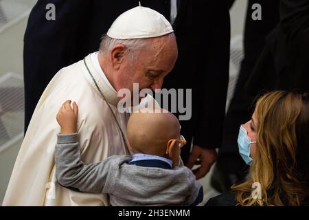 Vatikanstadt, Vatikan. Oktober 2021. Papst Franziskus hält ein kleines Kind bei seiner wöchentlichen Generalaudienz in der Audience von Paul VI. In der Vatikanstadt, während er die Gläubigen grüßt und segnet. Kredit: SOPA Images Limited/Alamy Live Nachrichten Stockfoto