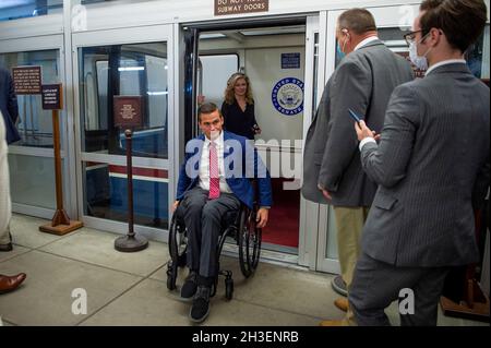 Washington, Vereinigte Staaten Von Amerika. Oktober 2021. Der US-Repräsentant Madison Cawthorn (Republikaner von North Carolina), links, kommt bei einer Abstimmung im US-Kapitol in Washington, DC, am Mittwoch, den 27. Oktober 2010, in der Senatsunterbahn an US-Senator Jon Tester (Demokrat von Montana) vorbei. Quelle: Rod Lampey/CNP/Sipa USA Quelle: SIPA USA/Alamy Live News Stockfoto