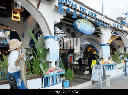 Ayia Napa, Zypern - 14. Oktober 2021: Costas - eine der beliebtesten Tavernen mit köstlichen traditionellen Gerichten Stockfoto