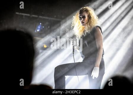 Oslo, Norwegen. 23. Oktober 2021. Die norwegische Metalband Djerv gibt ein Live-Konzert im Parkteatret in Oslo. Hier ist Sänger Agnete Kjølsrud live auf der Bühne zu sehen. (Foto: Gonzales Photo - Terje Dokken). Stockfoto