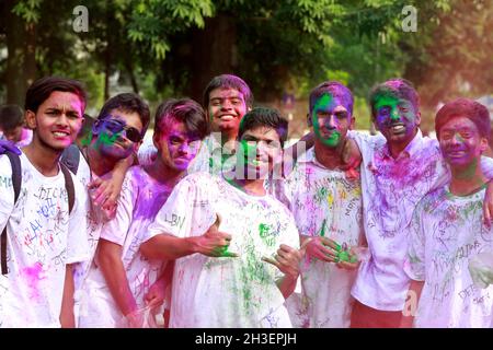 Dhaka, Bangladesch - 28. Oktober 2021: Nach fast zwei Jahren beginnen die SSC-Prüfungen am 14. November, so die Studenten der Udayan School in der Hauptstadt Stockfoto