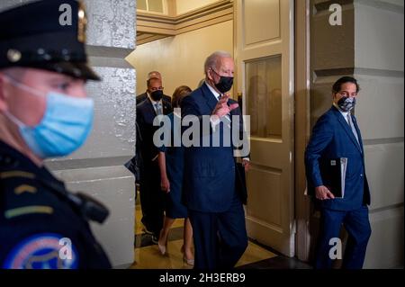 Der Vertreter der Vereinigten Staaten, Jamie Raskin (Demokrat von Maryland), rechts, führt den Weg, als US-Präsident Joe Biden, links, am Donnerstag, den 28. Oktober 2021, zu einem Treffen mit dem demokratischen Ausschuss des Repräsentantenhauses im US-Kapitol in Washington, DC, eintrifft. Kredit: Rod Lampey/CNP Stockfoto