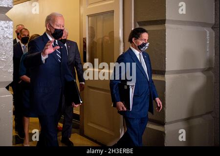 Der Vertreter der Vereinigten Staaten, Jamie Raskin (Demokrat von Maryland), rechts, führt den Weg, als US-Präsident Joe Biden, links, am Donnerstag, den 28. Oktober 2021, zu einem Treffen mit dem demokratischen Ausschuss des Repräsentantenhauses im US-Kapitol in Washington, DC, eintrifft. Kredit: Rod Lampey/CNP Stockfoto