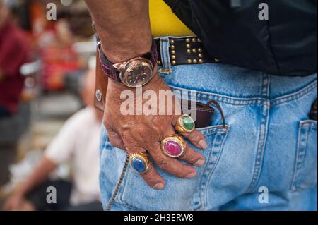 03.09.2017, Singapur, Republik Singapur, Asien - Nahaufnahme zeigt die Hand eines älteren Mannes in Chinatown, der eine Armbanduhr und Ringe trägt. Stockfoto