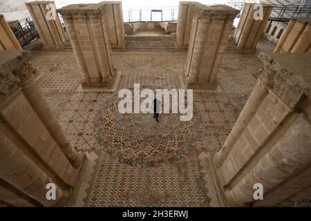 Aus. Oktober 2021. Am 28. Oktober 2021 steht ein palästinensischer Arbeiter auf Mosaiktafeln am Palast von Hisham in der Stadt im Westjordanland von Jerusalem. Das Mosaik wurde vom palästinensischen Ministerium für Tourismus und Antiquitäten nach einem mehrjährigen Restaurierungsprojekt enthüllt. Etwa 827 Quadratmeter Bodenfläche sind mit spektakulärer Mosaikdekoration im Hisham's Palace gepflastert. Quelle: Nidal Eshtayeh/Xinhua/Alamy Live News Stockfoto