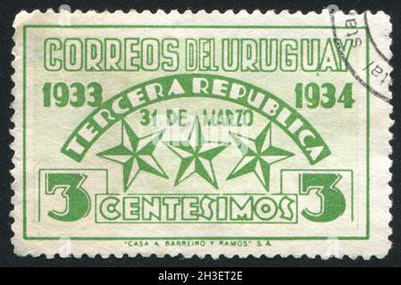 URUGUAY - UM 1934: Stempel gedruckt von Uruguay, zeigt Sterne, die die drei Verfassungen darstellen, um 1934 Stockfoto