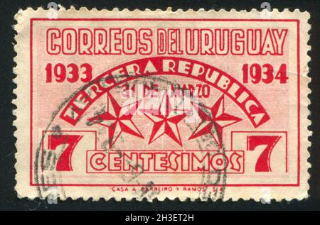 URUGUAY - UM 1934: Stempel gedruckt von Uruguay, zeigt Sterne, die die drei Verfassungen darstellen, um 1934 Stockfoto