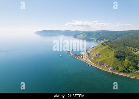 Der Baikalsee ist ein wunderschönes blaues Juwel, eingerahmt von malerischen Bergen und Wäldern. Epische filmische Luftaufnahme des Baikalsees. Luftaufnahme des blauen Sees und Stockfoto