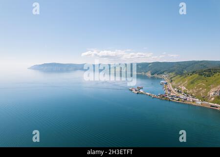 Der Baikalsee ist ein wunderschönes blaues Juwel, eingerahmt von malerischen Bergen und Wäldern. Epische filmische Luftaufnahme des Baikalsees. Luftaufnahme des blauen Sees und Stockfoto