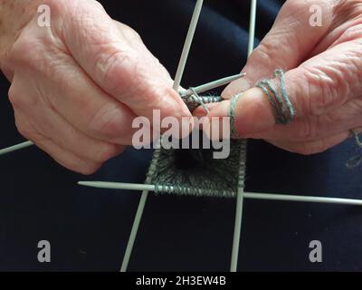 Eine Rentnerin strickts Stockfoto