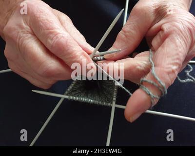 Eine Rentnerin strickts Stockfoto