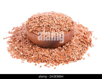 Braune Leinsamen in Holzschüssel, isoliert auf weißem Hintergrund. Haufen trockener Leinsamen oder Leinsamen. Stockfoto