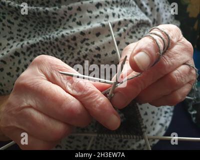 Eine Rentnerin strickts Stockfoto