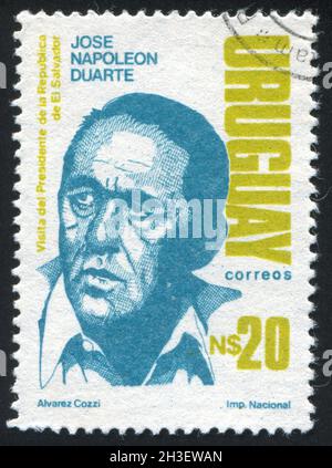 URUGUAY - UM 1987: Briefmarke gedruckt von Uruguay, zeigt Jose Napoleon Duarte, Präsident von El Salvador, um 1987 Stockfoto