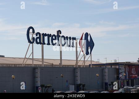 LA ELIANA, SPANIEN - 27. OKTOBER 2021: Carrefour ist ein französisches multinationales Einzelhandelsunternehmen Stockfoto