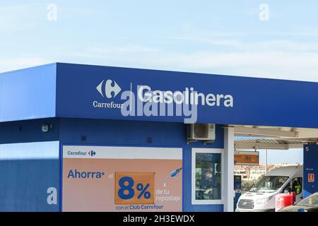 LA ELIANA, SPANIEN - 27. OKTOBER 2021: Carrefour ist ein französisches multinationales Einzelhandelsunternehmen. Tankstelle Stockfoto