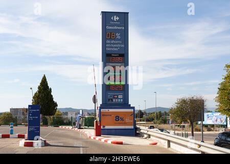 LA ELIANA, SPANIEN - 27. OKTOBER 2021: Carrefour ist ein französisches multinationales Einzelhandelsunternehmen. Tankstelle Stockfoto