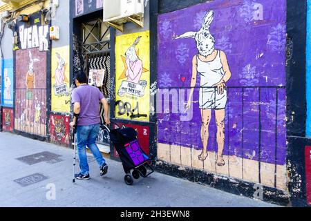 Stadtviertel Bario Russafa Valencia Ruzafa Valencia Spanien Single Single Single Single Single Single man Walk Street Art Graffiti Fototapete Stockfoto