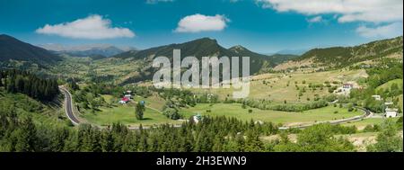 Panorama des Savsat Hochlands an einem schönen Sommertag. Yavuzkoy, Savsat, Artvin, Türkei Stockfoto