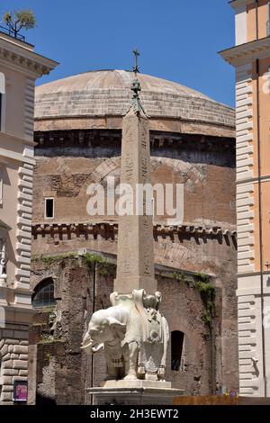 Italien, Rom, Piazza della Minerva, Bernini Elefant und Obelisk Pulcino della Minerva und Pantheon Stockfoto