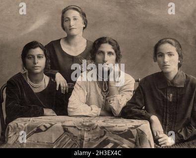 Ein Vintage-Fotoporträt aus dem Jahr 1914 der Zigeunerfamilie. Stockfoto