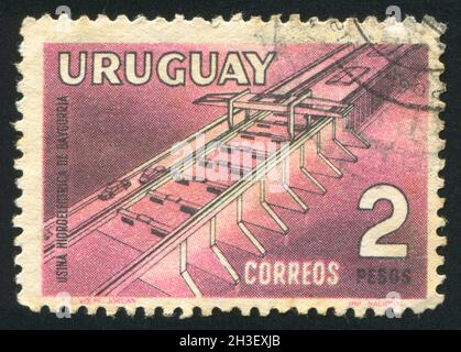 URUGUAY - UM 1958: Briefmarke gedruckt von Uruguay, zeigt Ansicht von Baygorria, um 1958 Stockfoto