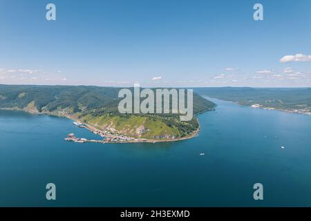 Der Baikalsee ist ein wunderschönes blaues Juwel, eingerahmt von malerischen Bergen und Wäldern. Epische filmische Luftaufnahme des Baikalsees. Luftaufnahme des blauen Sees und Stockfoto