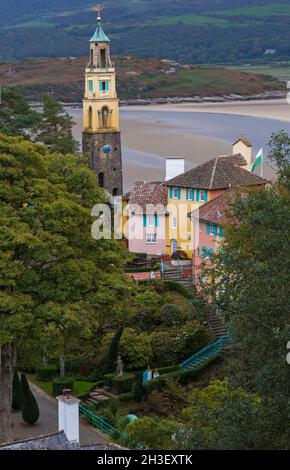 Portmeirion Village, vom Pavillon aus gesehen, Gwynedd, Nordwales - touristisches Dorf, entworfen und gebaut von Sir Clough Williams-Ellis zwischen 1925-1975 Stockfoto