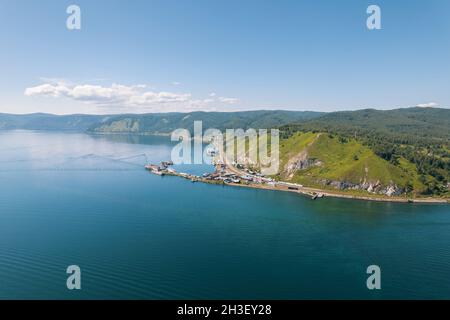 Der Baikalsee ist ein wunderschönes blaues Juwel, eingerahmt von malerischen Bergen und Wäldern. Stockfoto