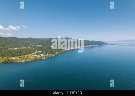 Der Baikalsee ist ein wunderschönes blaues Juwel, eingerahmt von malerischen Bergen und Wäldern. Epische filmische Luftaufnahme des Baikalsees. Luftaufnahme des blauen Sees und Stockfoto