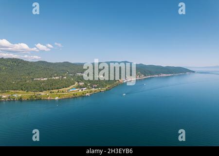 Der Baikalsee ist ein wunderschönes blaues Juwel, eingerahmt von malerischen Bergen und Wäldern. Epische filmische Luftaufnahme des Baikalsees. Luftaufnahme des blauen Sees und Stockfoto