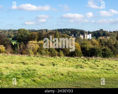 Maidstone, Kent, Großbritannien. Oktober 2021. UK Wetter: Ein sonniger Nachmittag mit lebhaften Herbstfarben im Leeds Castle in Kent. Die Burg wurde teilweise in Vorbereitung auf das jährliche Feuerwerk eingewickelt. Kredit: James Bell/Alamy Live Nachrichten Stockfoto