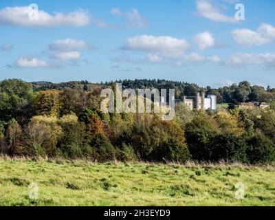 Maidstone, Kent, Großbritannien. Oktober 2021. UK Wetter: Ein sonniger Nachmittag mit lebhaften Herbstfarben im Leeds Castle in Kent. Die Burg wurde teilweise in Vorbereitung auf das jährliche Feuerwerk eingewickelt. Kredit: James Bell/Alamy Live Nachrichten Stockfoto