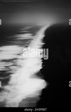 Island endloser schwarzer Sandstrand vom Kap Dyrholaey aus gesehen Stockfoto