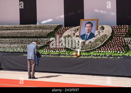 Seoul, Südkorea. Oktober 2021. Ein Trauerjäger würdigt den verstorbenen ehemaligen Präsidenten Roh Tae-woo an einem Gedenkaltar auf dem Seoul Plaza.der verstorbene ehemalige Präsident Roh Tae-woo, der 13. Präsident Südkoreas, starb am Dienstag im Alter von 88 Jahren. Die südkoreanische Regierung beschloss, ein Staatsbegräbnis für ihn abzuhalten. Kredit: SOPA Images Limited/Alamy Live Nachrichten Stockfoto