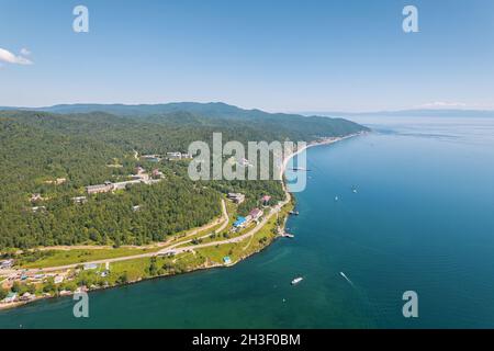 Der Baikalsee ist ein wunderschönes blaues Juwel, eingerahmt von malerischen Bergen und Wäldern. Epische filmische Luftaufnahme des Baikalsees. Luftaufnahme des blauen Sees und Stockfoto