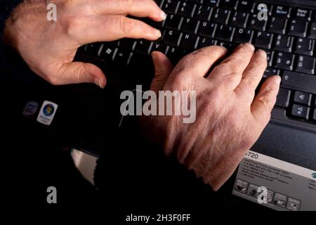 Nahaufnahme des Mannes, der die Hände am Computer hält. Venedig, Italien, 28. Oktober 2021. (MVS) Stockfoto