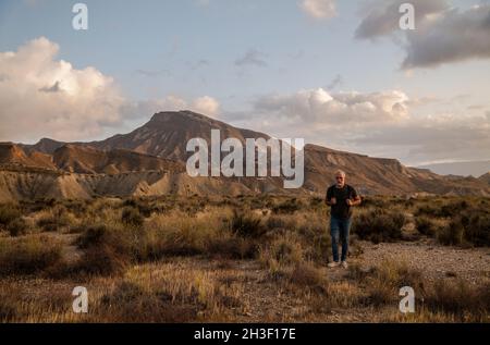 Erwachsener Mann in der Wüste Tabernas in Almeria, Spanien, gegen bewölkten Himmel Stockfoto