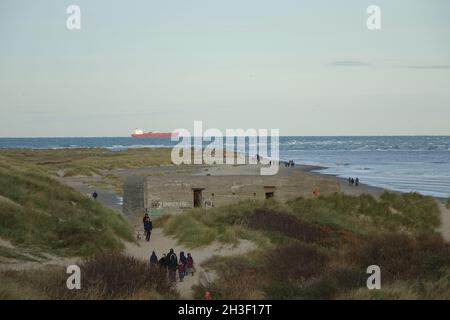 Landschaftlich schöner Blick auf Cape Grenen, Treffpunkt Skagerrak, Nordsee (links) und Kattegat, Ostsee (rechts) mit einem alten Bunker aus dem 2. Weltkrieg Stockfoto