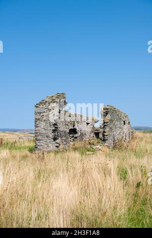 Zerstörtes Cottage oder Gebäude für Fischpökelung in St Ninians Point, Bute, Schottland, Großbritannien Stockfoto