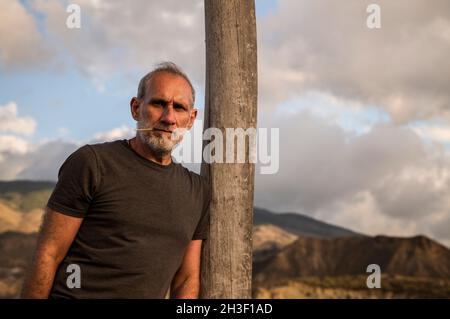 Erwachsener Mann in der Wüste Tabernas in Almeria, Spanien, gegen bewölkten Himmel Stockfoto