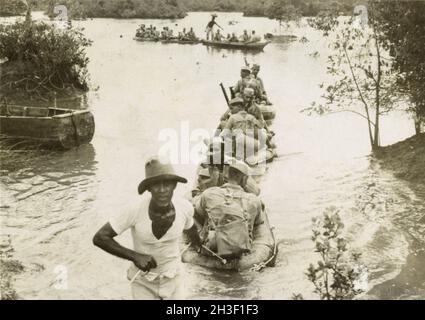 Ein Vintage-Foto um 1941, das Soldaten der indischen Armee in aufblasbaren Gummibooten im Dschungel vor der japanischen Invasion von Malaya und dem Fall von Singapur zeigt Stockfoto