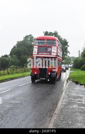 Imberbus 2021. Eine jährliche Veranstaltung, bei der überwiegend klassische Londoner Transportbusse den Transport zum Dorf Imber, das sich auf dem MOD-Land befindet, anbieten Stockfoto