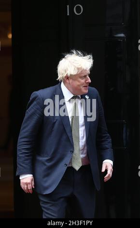 London, England, Großbritannien. Oktober 2021. Der britische Premierminister BORIS JOHNSON begrüßt König ABDULLAH II. Von Jordanien in der Downing Street 10. (Bild: © Tayfun Salci/ZUMA Press Wire) Stockfoto